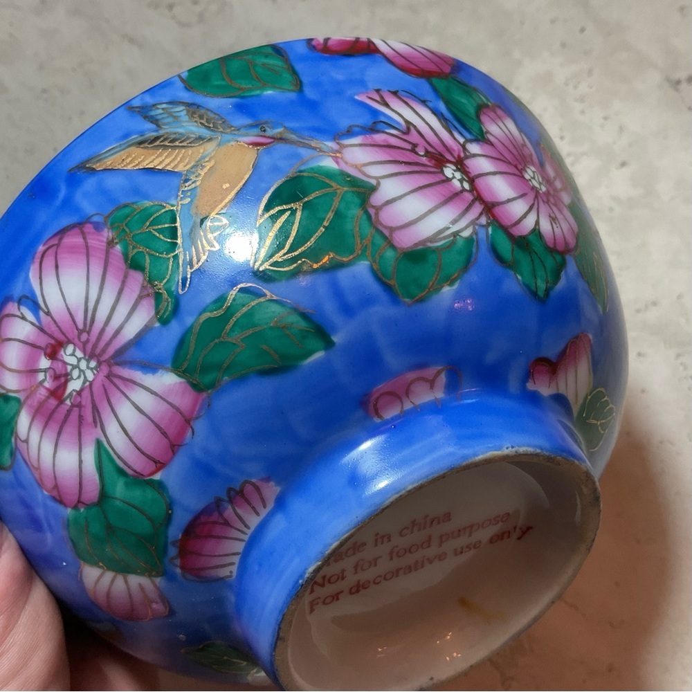 Vintage decorative Chinese cloisonné bowl featuring a vibrant blue background. - Picture 2 of 6